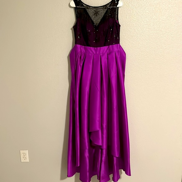 This dress is my favorite dress but its too small for me that’s why I sale it - Picture 2 of 3